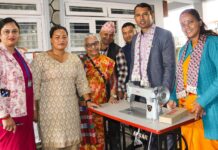 विपन्न महिलाहरुलाई निःशुल्क सिलाई मेसिन वितरण