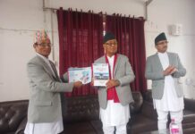 निर्वाचन आयोगले ७ वटै प्रदेशमा वुझायो निर्वाचनको प्रतिवेदन, गण्डकीमा आयुक्त पौड्यालले प्रदेश प्रमुख गुरुङलाई वुझाए प्रतिवेदन