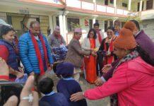 रतन पाण्डे माविका बिद्यार्थीलाई न्यानो कपडा वितरण