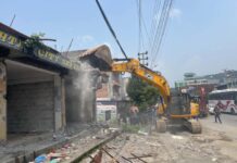 फिर्के खोलाका अतिक्रिमित संरचना भत्काउन महानगरले चलायो डोजर