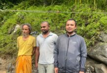 मोदीखोलामा आएको बाढीले दुई मेटल पुलसहित मन्दिरको आधा भाग बगायो, मन्दिरमा फसेका तीन जनाको ६ घण्टापछि उद्धार
